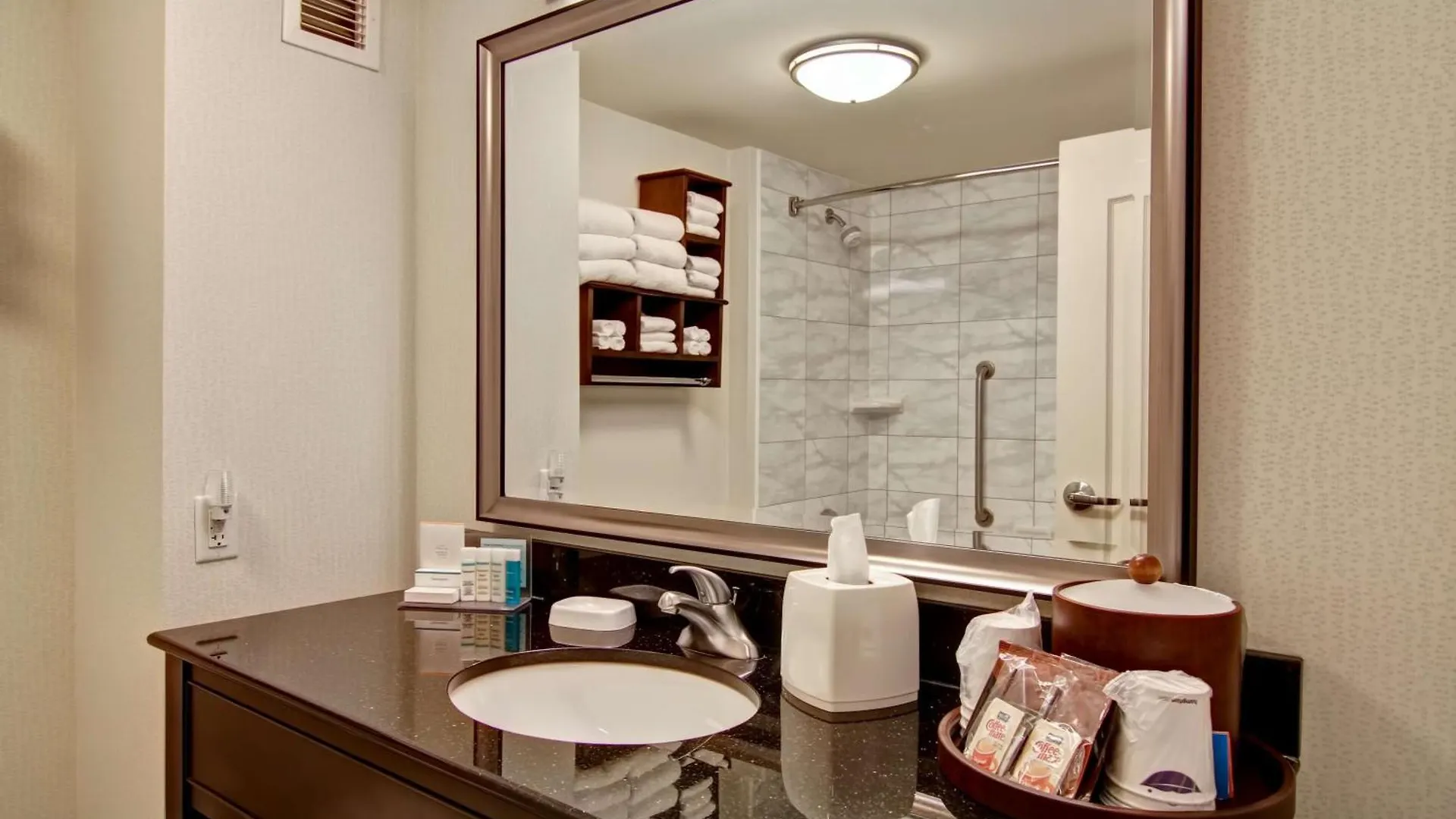 Hampton Inn By Hilton Toronto Airport Corporate Centre 3*,  Kanada
